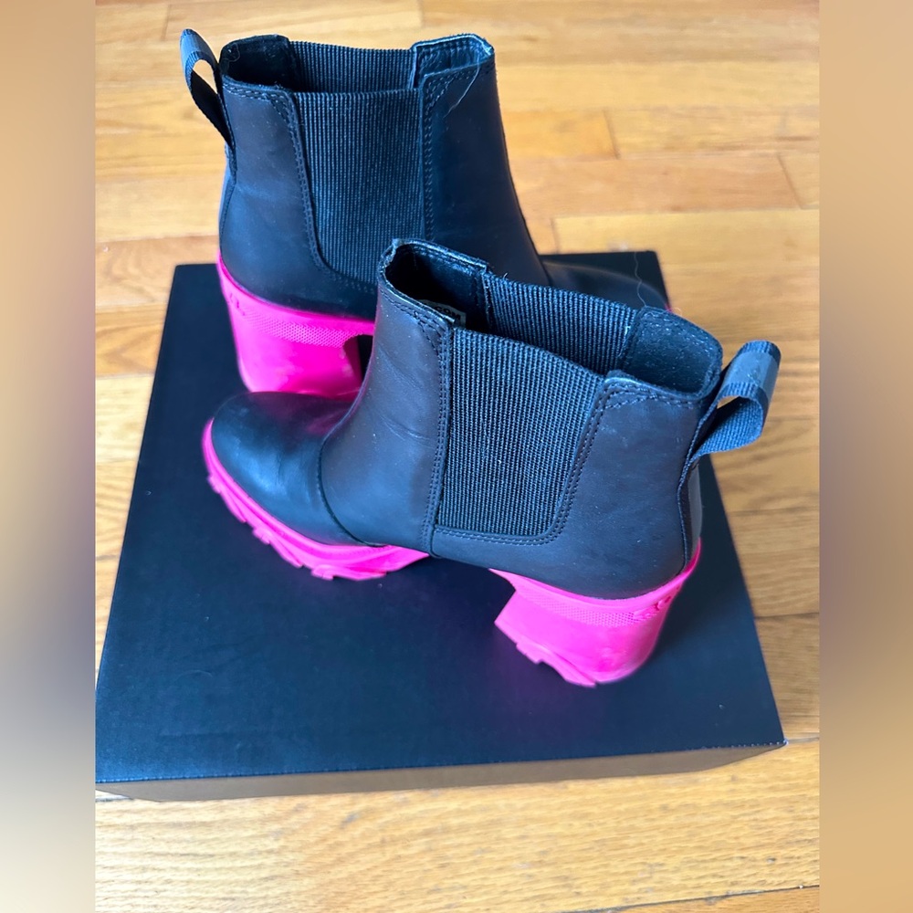Sorel Brex Chelsea Neon Pink Boot - Picture 2 of 8